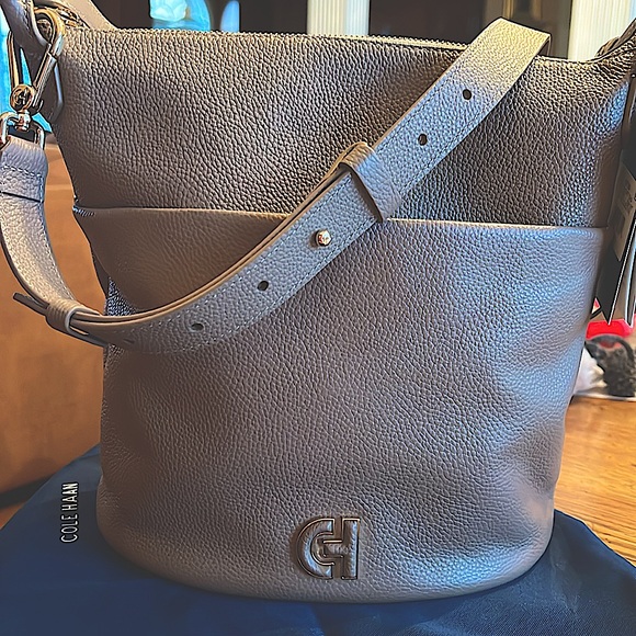 NWTCOLE HAAN Bucket Bag Pebble ButteryLeatherGoldInitialsHandle&Strap.AllSeasons - Picture 4 of 15